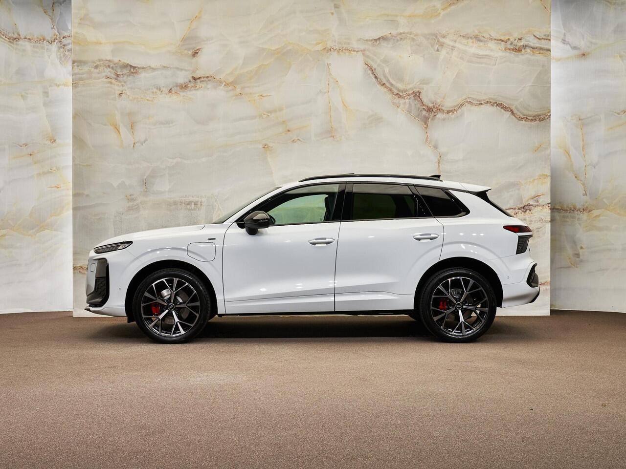 Audi Q3 E-Hybrid S Edition, pano, 20", Sonos, Matrix-LED., memory, HUD, 360 camera, ACC, keyless, privacy