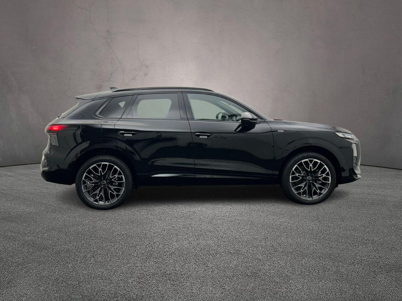 Audi Q3 1.5 200kW e-hybrid S edition | Trekhaak | 20-Inch | Privacy-glass | Zwart optiek | Techniek-Pakket |