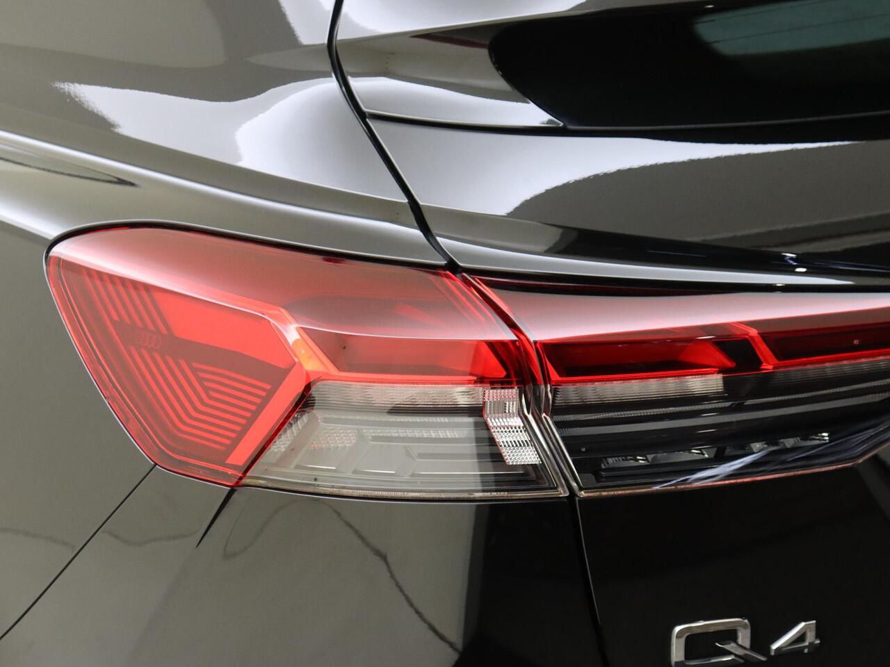 Audi Q4 Sportback e-tron 45 quattro S edition 77 kWh | SoH 90% | Head-up display | Keyless | Leder/alcantara bekleding | SONOS audio | Achteruitrijcamera | Adaptieve cruise control | Navigatie Plus | LED matrix verlichting |