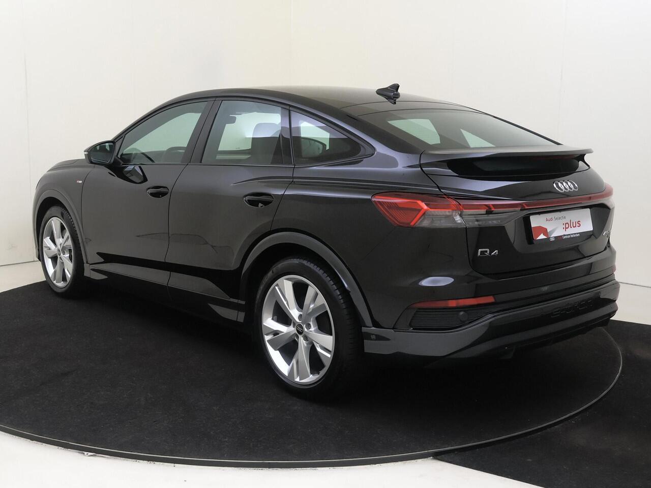 Audi Q4 Sportback e-tron 45 quattro S edition 77 kWh | SoH 90% | Head-up display | Keyless | Leder/alcantara bekleding | SONOS audio | Achteruitrijcamera | Adaptieve cruise control | Navigatie Plus | LED matrix verlichting |