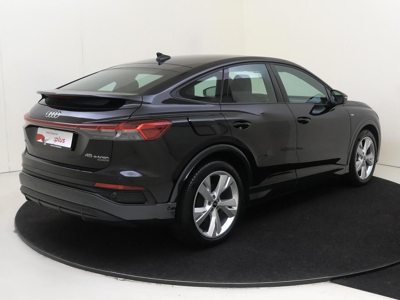 Audi Q4 Sportback e-tron 45 quattro S edition 77 kWh | SoH 90% | Head-up display | Keyless | Leder/alcantara bekleding | SONOS audio | Achteruitrijcamera | Adaptieve cruise control | Navigatie Plus | LED matrix verlichting |