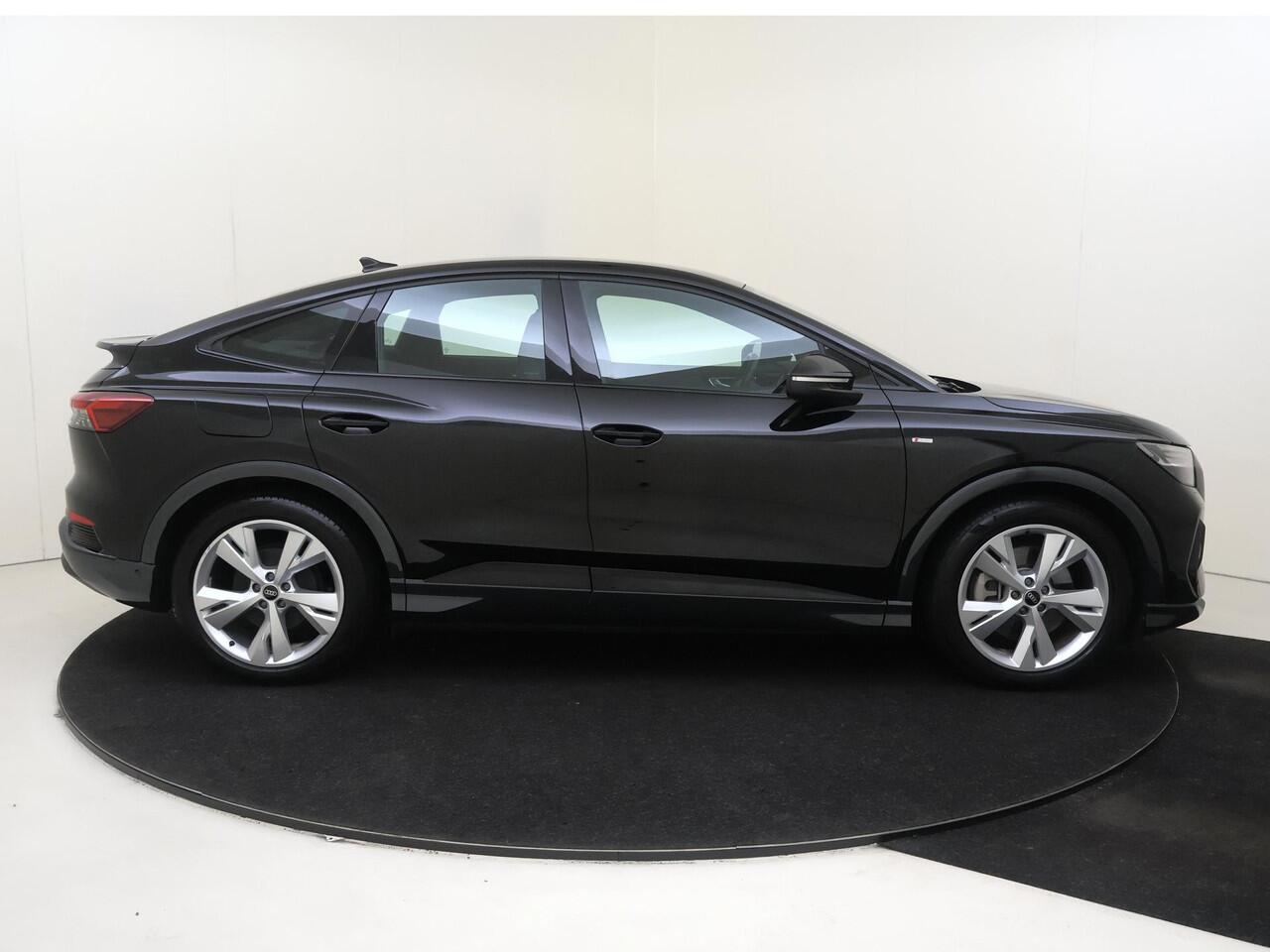 Audi Q4 Sportback e-tron 45 quattro S edition 77 kWh | SoH 90% | Head-up display | Keyless | Leder/alcantara bekleding | SONOS audio | Achteruitrijcamera | Adaptieve cruise control | Navigatie Plus | LED matrix verlichting |