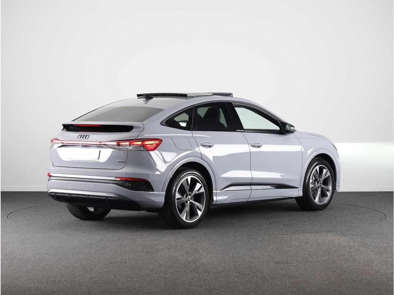 Audi Q4 Sportback e-tron 45 quattro S Edition 82 kWh panoramadak, achteruitrij camera, adaptive cruise control, optiek pakket zwart plus, privacy glass, lichtpakket, spiegelkappen zwart