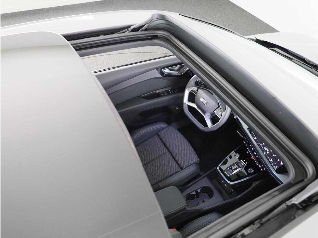 Audi Q4 Sportback e-tron 45 quattro S Edition 82 kWh panoramadak, achteruitrij camera, adaptive cruise control, optiek pakket zwart plus, privacy glass, lichtpakket, spiegelkappen zwart