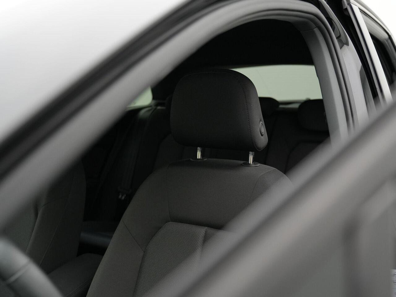 Audi Q4 e-tron 35 Launch edition 55 kWh 170 pk | Parkeersensoren voor/achter | Stoelverwarming | Carplay