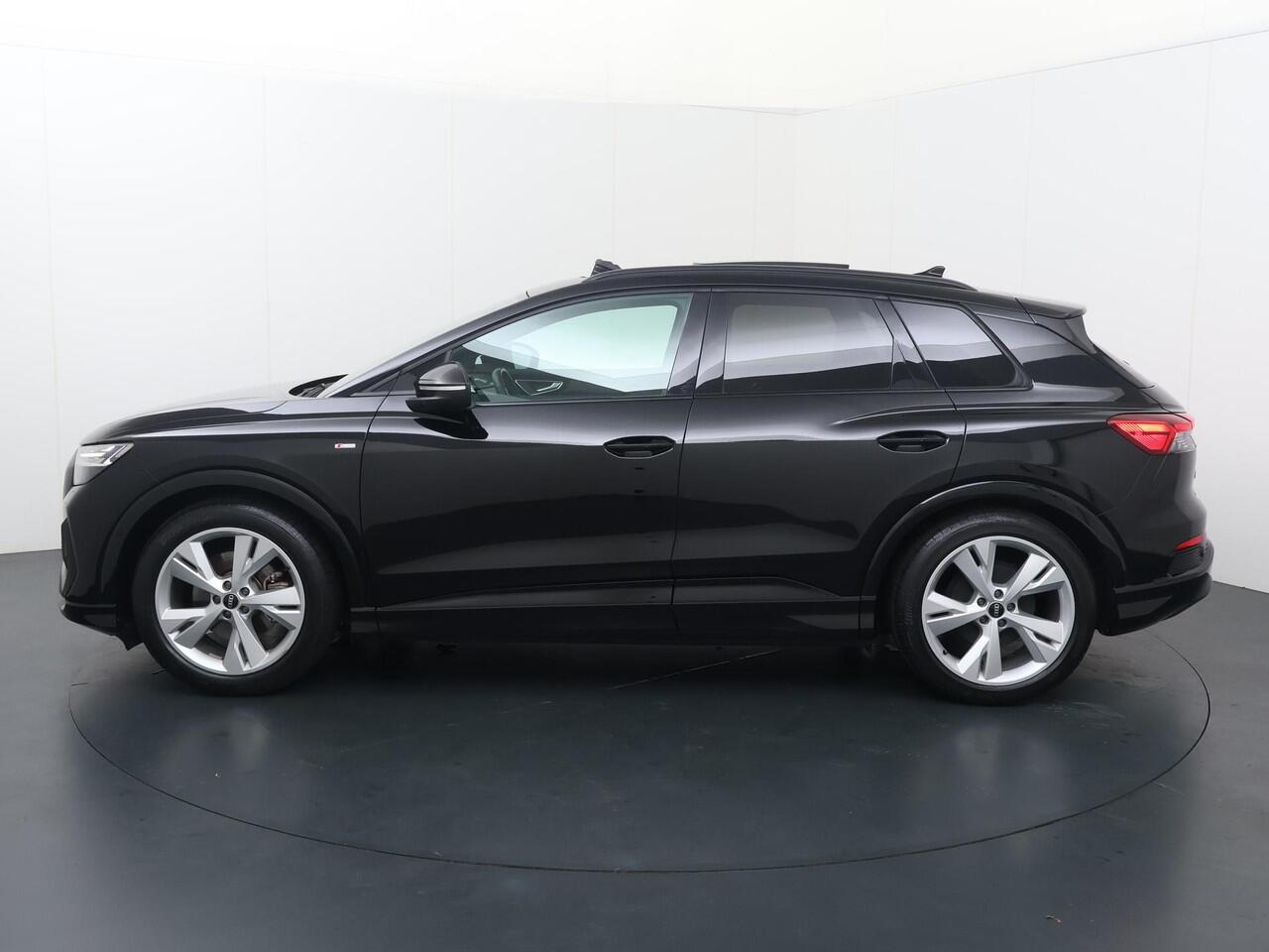 Audi Q4 e-tron 35 Launch edition S Competition 55 kWh | 170 PK | Trekhaak wegklapbaar | Warmtepomp | Panoramadak | Matrix LED koplampen | S line |