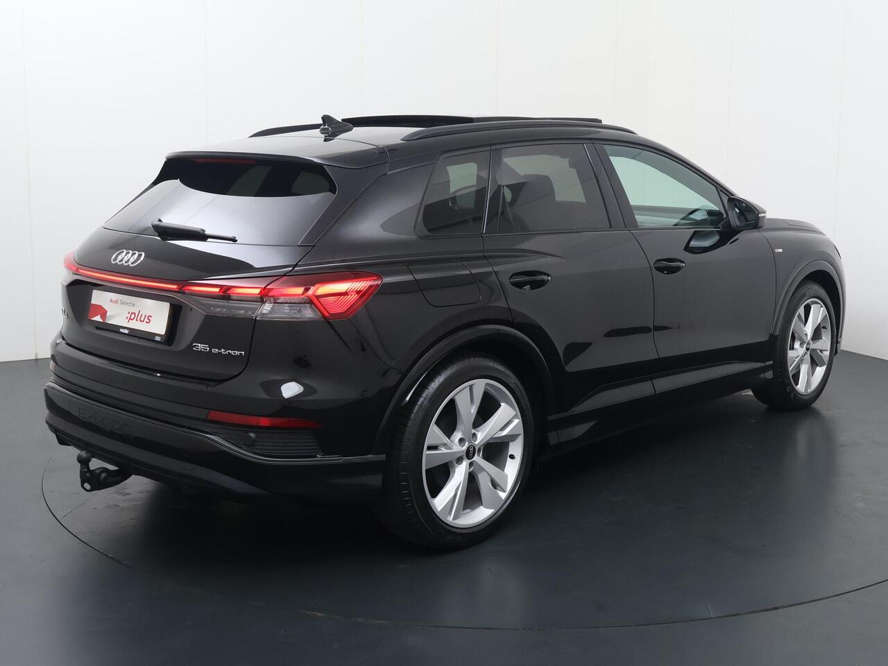 Audi Q4 e-tron 35 Launch edition S Competition 55 kWh | 170 PK | Trekhaak wegklapbaar | Warmtepomp | Panoramadak | Matrix LED koplampen | S line |