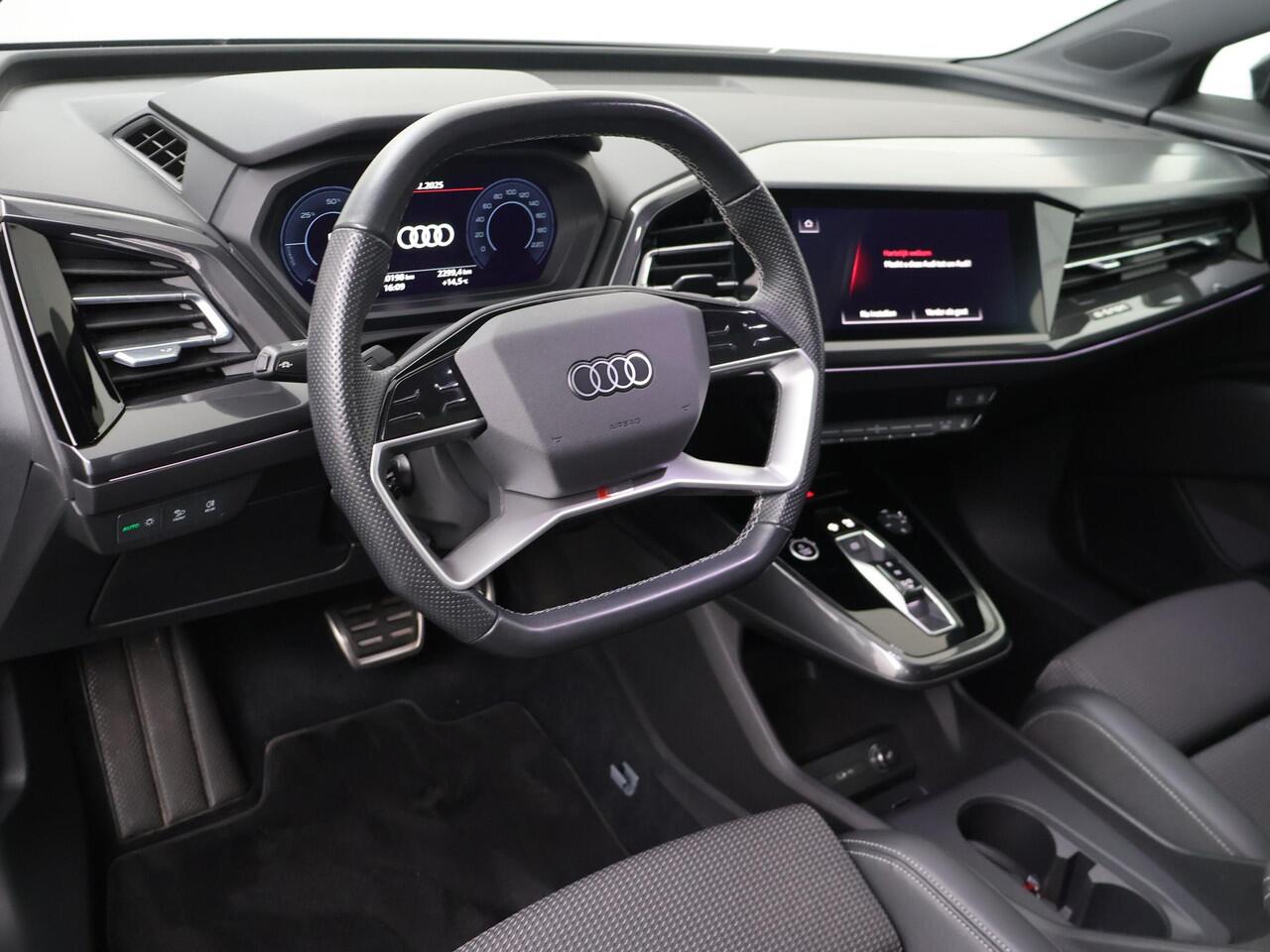 Audi Q4 e-tron 35 Launch edition S Competition 55 kWh | 170 PK | Trekhaak wegklapbaar | Warmtepomp | Panoramadak | Matrix LED koplampen | S line |