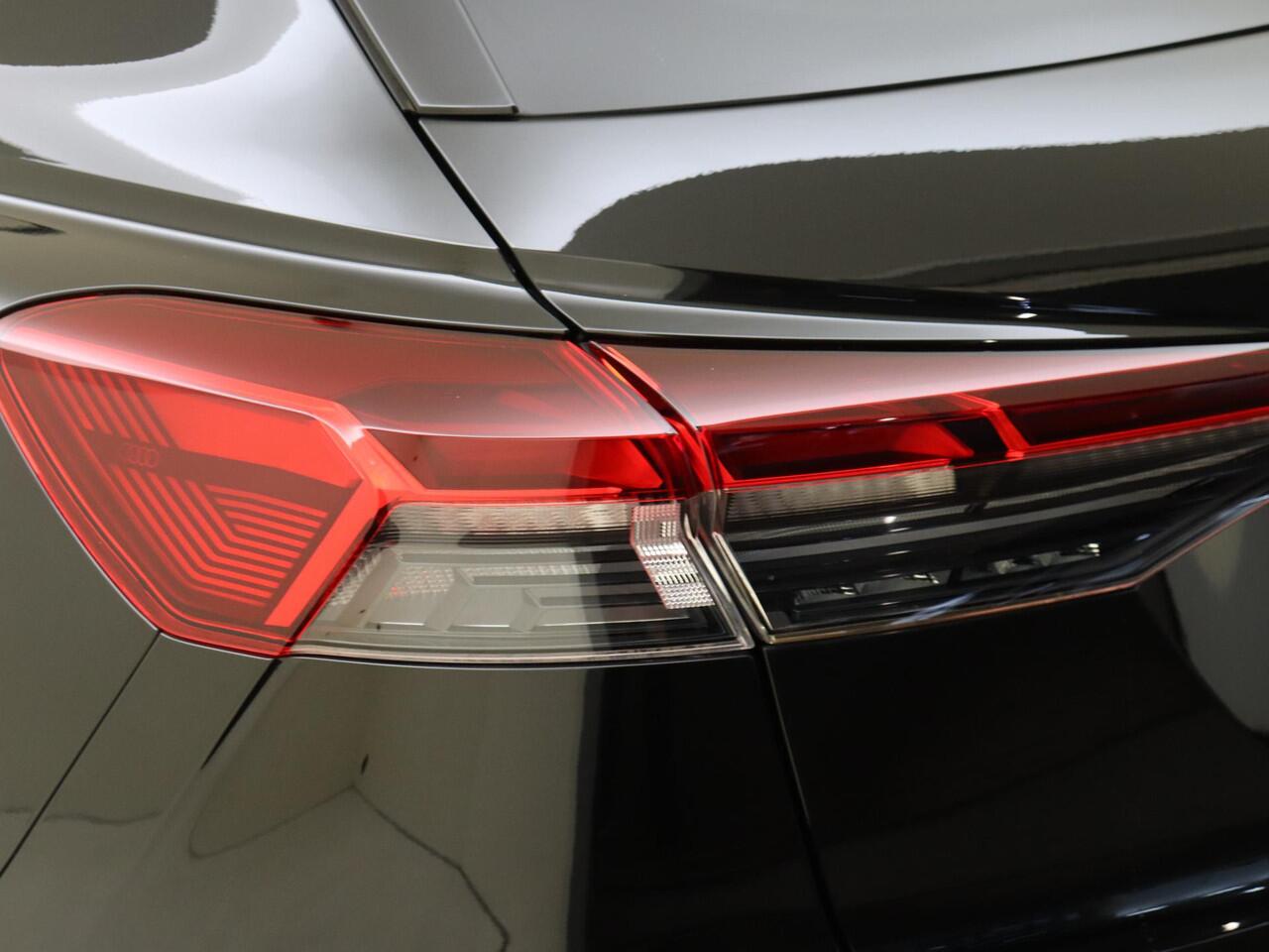 Audi Q4 e-tron 35 Launch edition S Competition 55 kWh | SOH 93%| Panoramadak | Achteruitrijcamera | LED matrix verlichting | Climate control | Stoelverwarming | Adaptieve cruise control | CarPlay |