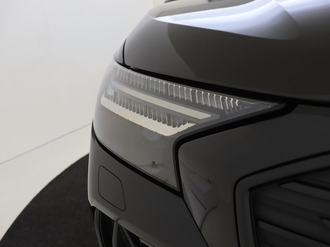 Audi Q4 e-tron 35 Launch edition S Competition 55 kWh | SOH 93%| Panoramadak | Achteruitrijcamera | LED matrix verlichting | Climate control | Stoelverwarming | Adaptieve cruise control | CarPlay |