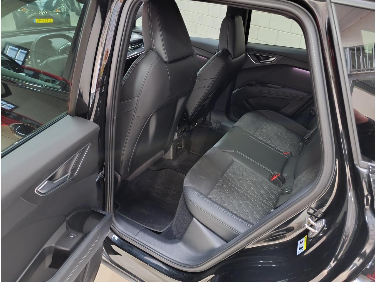 Audi Q4 e-tron 50 quattro Launch edition S Competition 77 kWh Black edition | 4x nieuwe all seasonbanden | alcatara