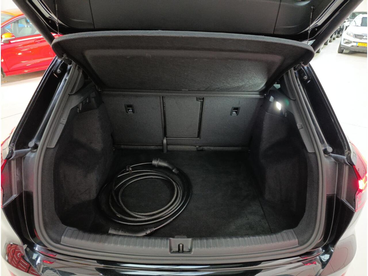 Audi Q4 e-tron 50 quattro Launch edition S Competition 77 kWh Black edition | 4x nieuwe all seasonbanden | alcatara