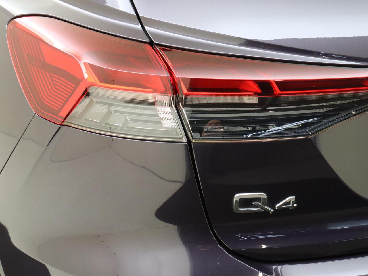 Audi Q4 e-tron 50 quattro S edition 77 kWh | SoH 89% | Panoramadak | Trekhaak | Head-up display | LED matrix verlichting | 3-zone airco | Achteruitrijcamera | CarPlay | Lederen bekleding |