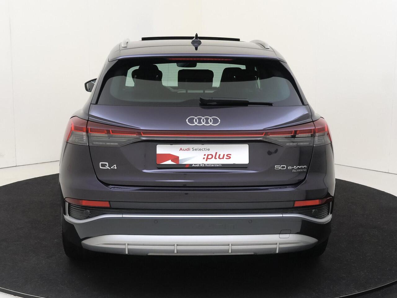 Audi Q4 e-tron 50 quattro S edition 77 kWh | SoH 89% | Panoramadak | Trekhaak | Head-up display | LED matrix verlichting | 3-zone airco | Achteruitrijcamera | CarPlay | Lederen bekleding |