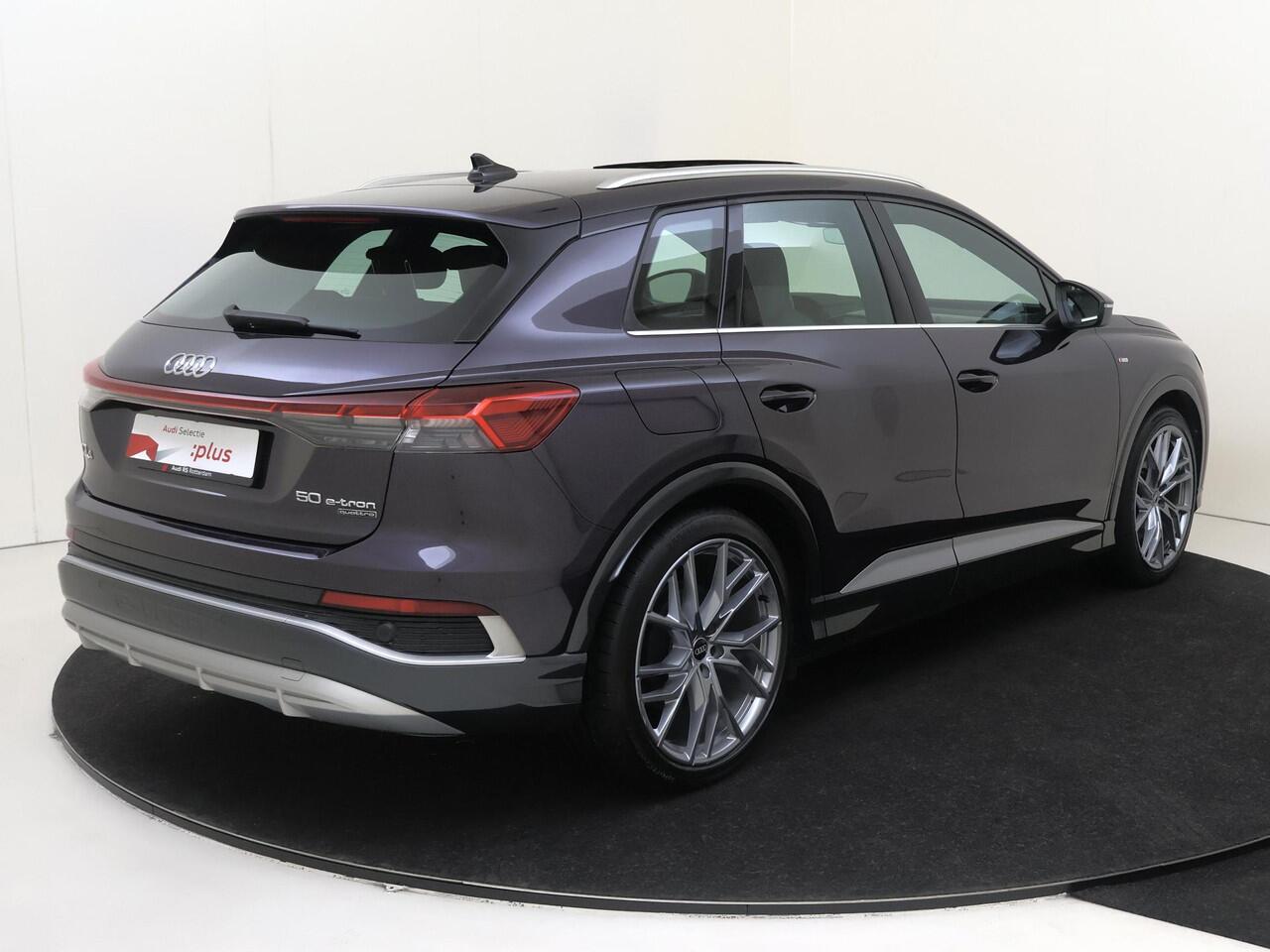 Audi Q4 e-tron 50 quattro S edition 77 kWh | SoH 89% | Panoramadak | Trekhaak | Head-up display | LED matrix verlichting | 3-zone airco | Achteruitrijcamera | CarPlay | Lederen bekleding |