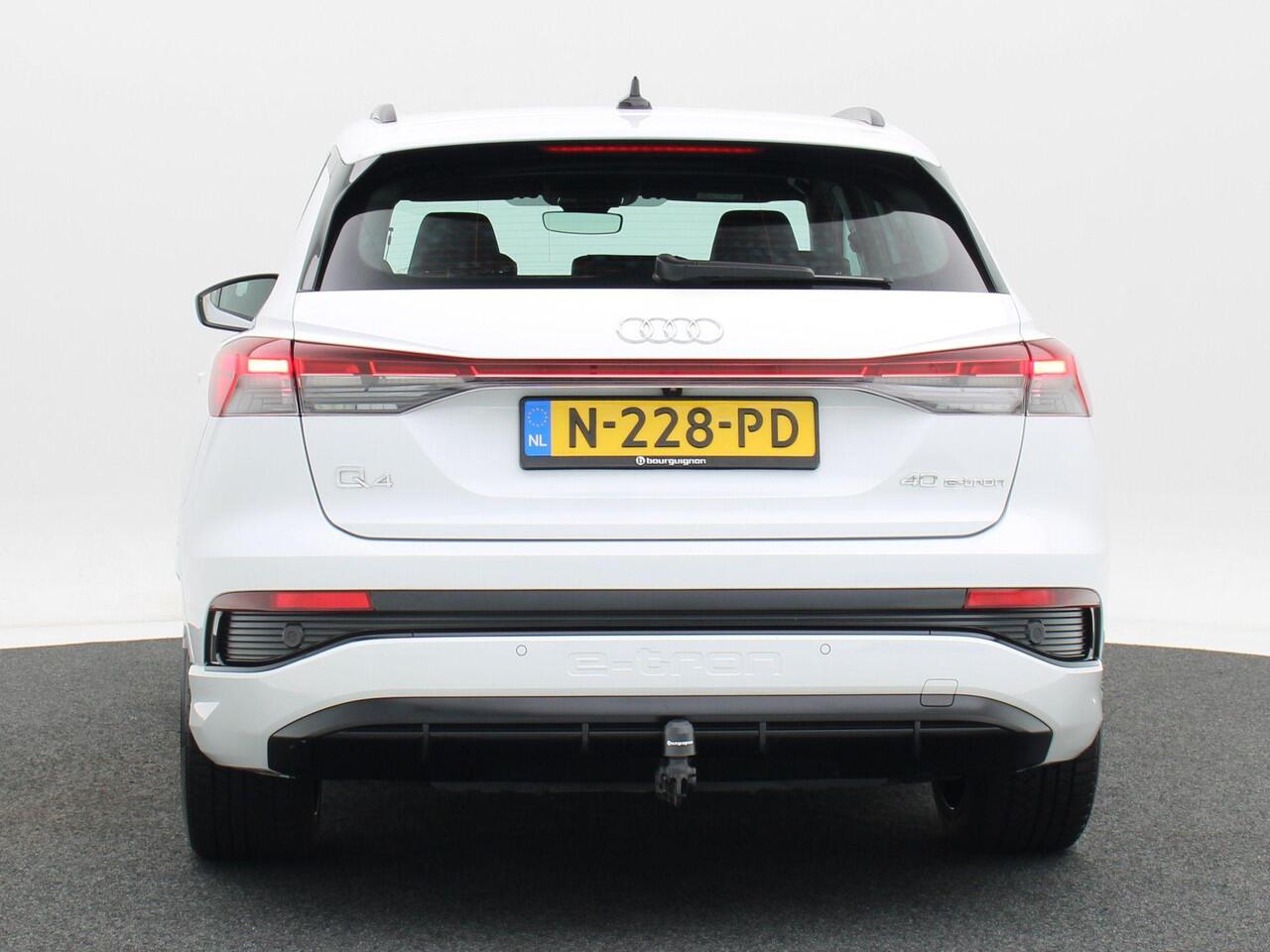 Audi Q4 e-tron 40 Launch edition S Competition 77 kWh | Adaptive Cruise | Climate Control | Stoelverwarming | Trekhaak | Navigatie | Camera | Carplay | 21 Inch | 121.262 Km!!