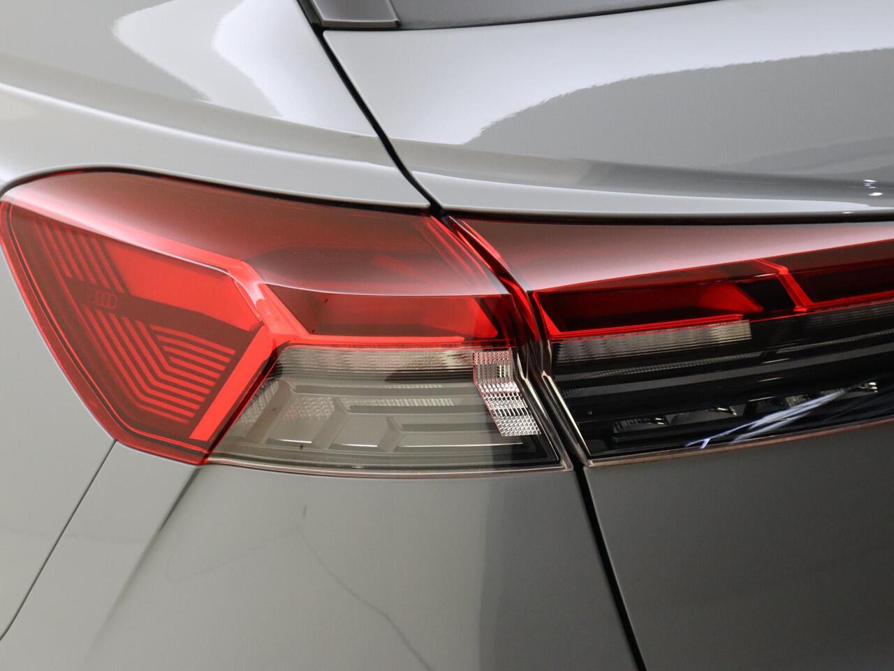 Audi Q4 e-tron 35 S edition 55 kWh | Parkeerassistent | Achteruitrijcamera | Stoelverwarming | Adaptieve cruise control | Navigatie Plus | LED matrix verlichting | Elektrische achterklep |