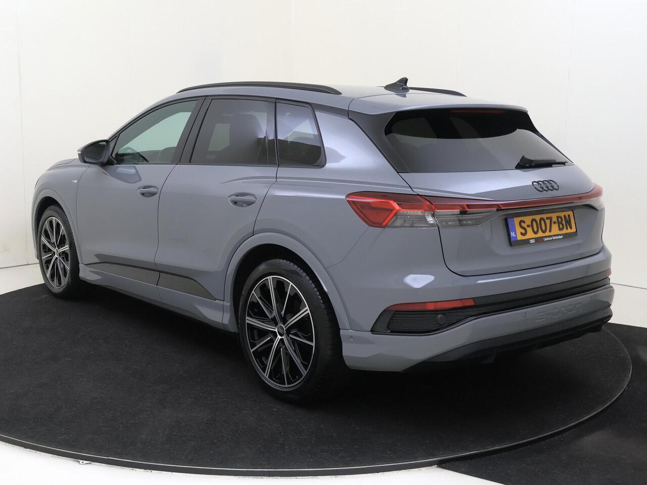 Audi Q4 e-tron 35 S edition 55 kWh | Parkeerassistent | Achteruitrijcamera | Stoelverwarming | Adaptieve cruise control | Navigatie Plus | LED matrix verlichting | Elektrische achterklep |