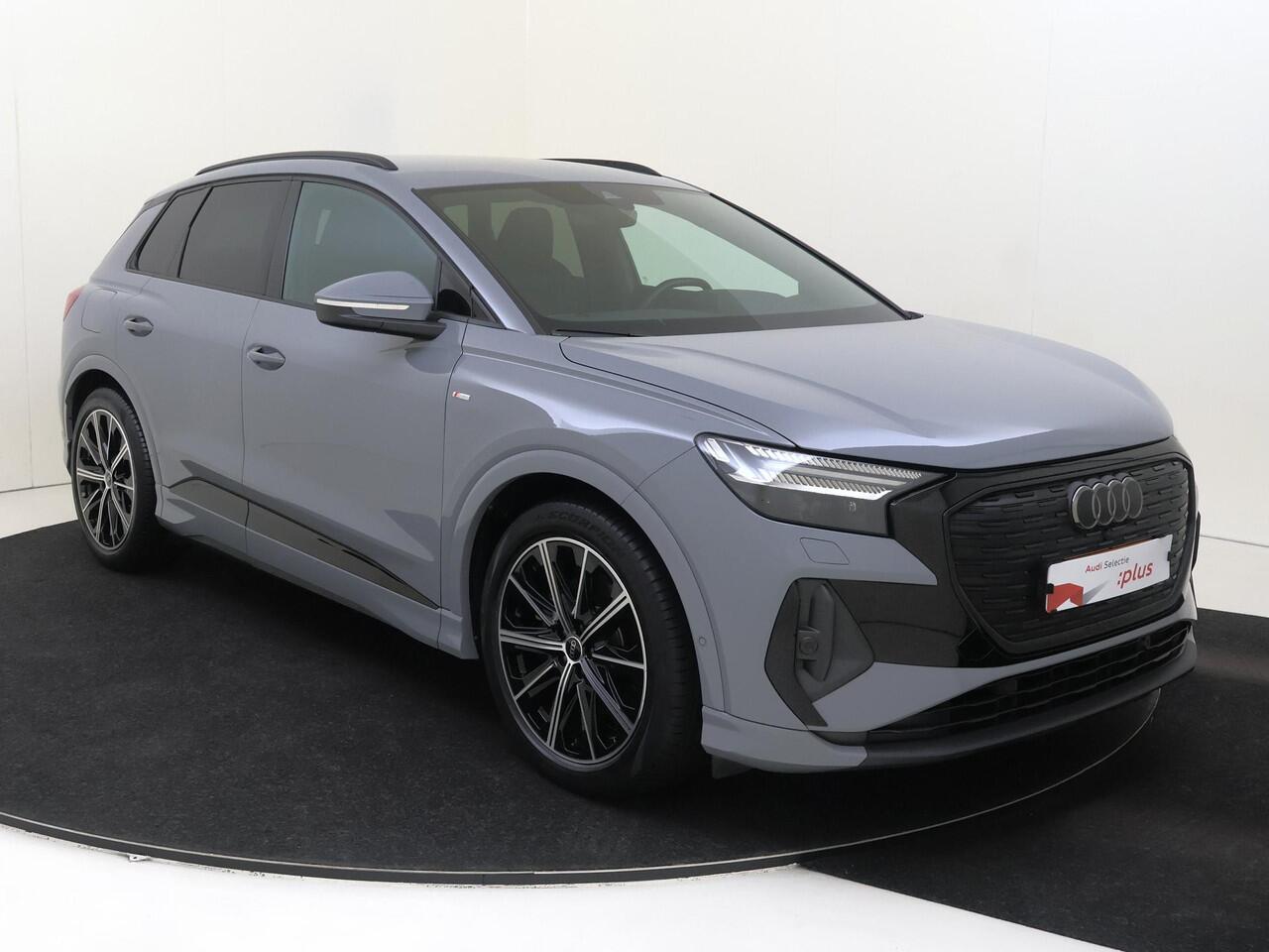 Audi Q4 e-tron 35 S edition 55 kWh | Parkeerassistent | Achteruitrijcamera | Stoelverwarming | Adaptieve cruise control | Navigatie Plus | LED matrix verlichting | Elektrische achterklep |