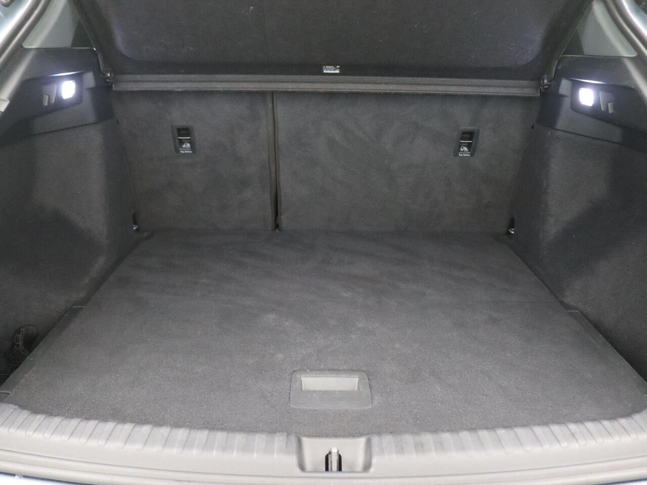 Audi Q4 e-tron 40 Launch edition Advanced 77 kWh 204PK Aut. SOH 95%, Warmtepomp, Dynamic Chassis, Adaptieve Cruise, Elektr. Achterklep, Clima, Matrix LED-Verlichting, 19" LM Velgen