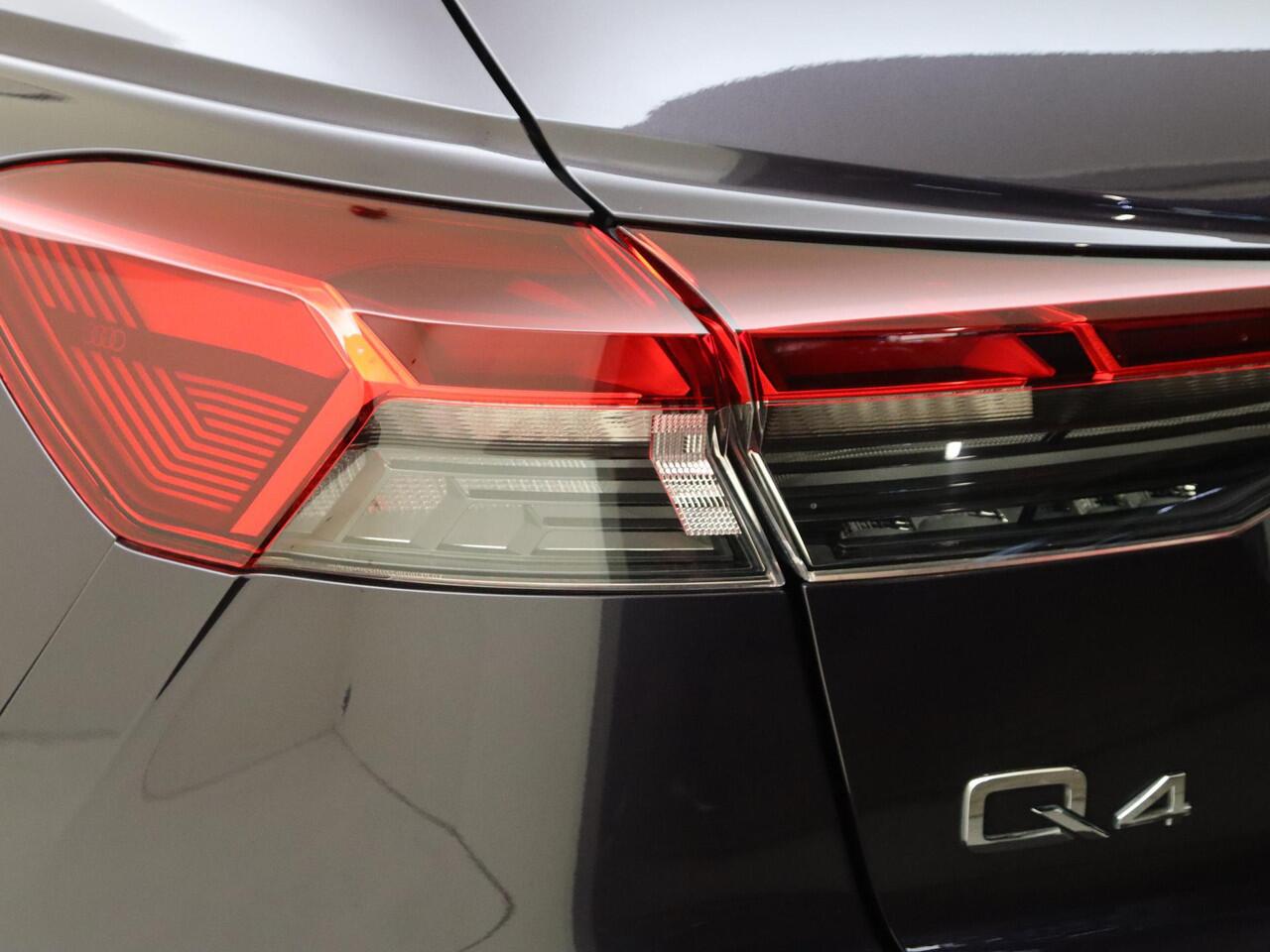 Audi Q4 e-tron 35 S edition 55 kWh | Panoramadak | SONOS audio | Achteruitrijcamera | Adaptieve cruise control | LED matrix verlichting | Dodehoek detectie | Keyless | Navigatie | Stoelverwarming |