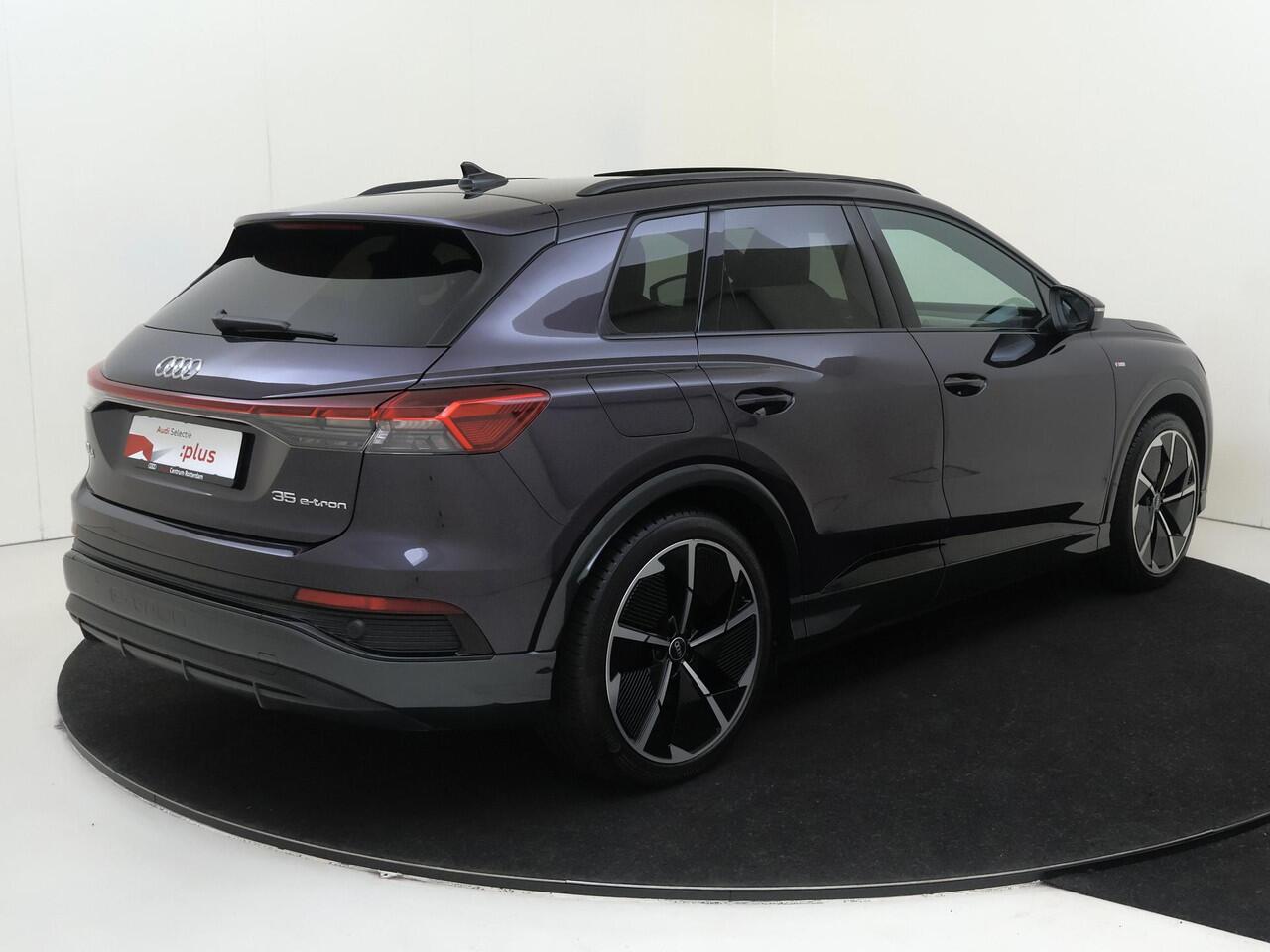 Audi Q4 e-tron 35 S edition 55 kWh | Panoramadak | SONOS audio | Achteruitrijcamera | Adaptieve cruise control | LED matrix verlichting | Dodehoek detectie | Keyless | Navigatie | Stoelverwarming |