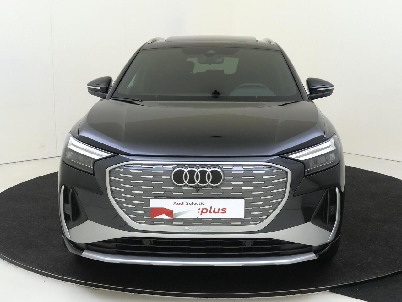 Audi Q4 e-tron 45 S Edition 82 kWh | Panoramadak | Adaptieve cruise control | Achteruitrijcamera | Stoelverwarming | Elektrische achterklep | Navigatie Plus | Warmtepomp |