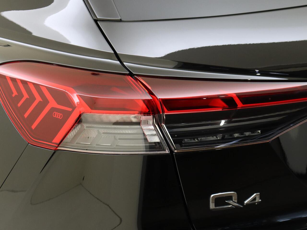 Audi Q4 e-tron 45 S Edition 82 kWh | Panoramadak | Adaptieve cruise control | Achteruitrijcamera | Stoelverwarming | Elektrische achterklep | Navigatie Plus | Warmtepomp |
