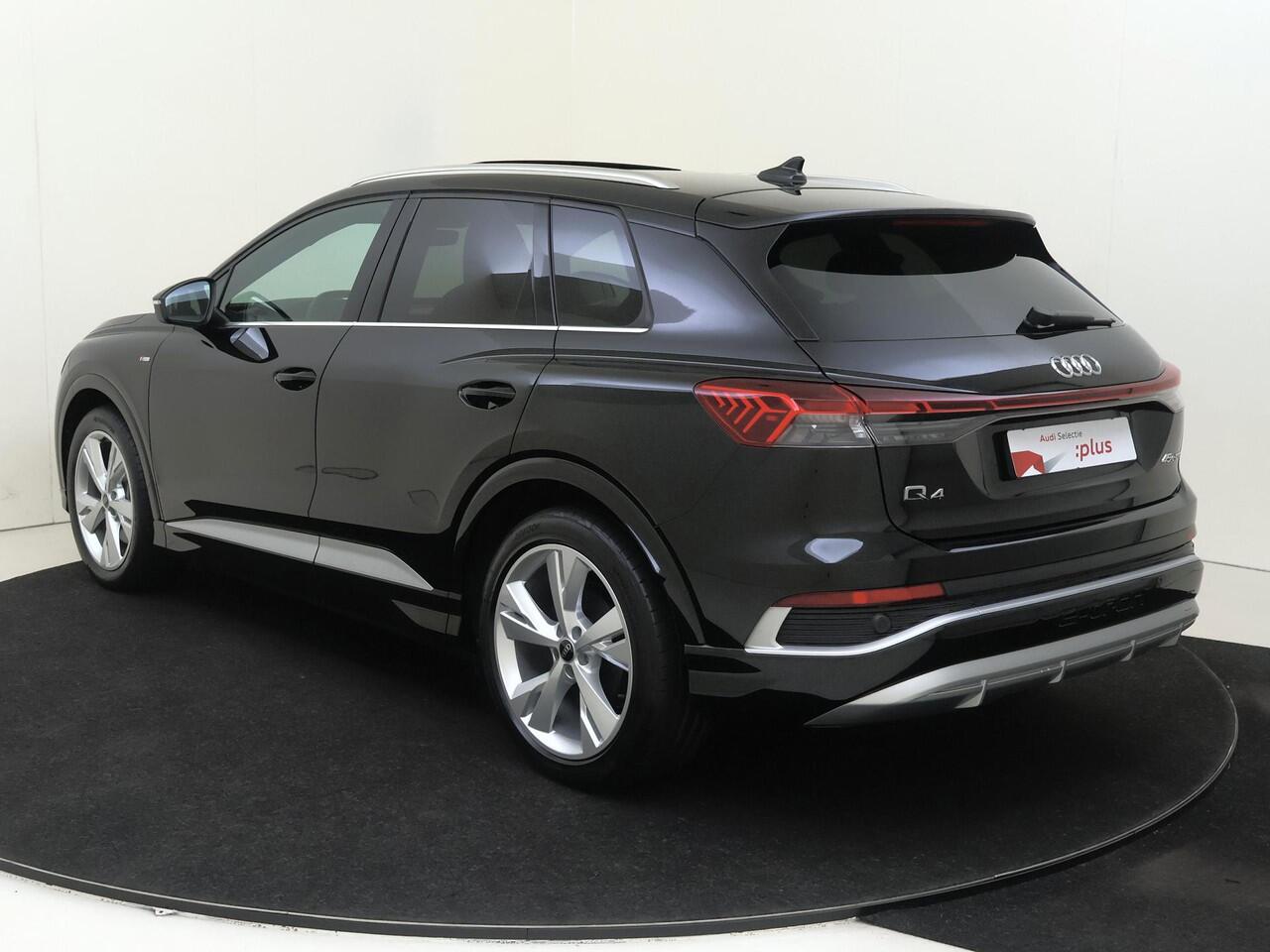 Audi Q4 e-tron 45 S Edition 82 kWh | Panoramadak | Adaptieve cruise control | Achteruitrijcamera | Stoelverwarming | Elektrische achterklep | Navigatie Plus | Warmtepomp |