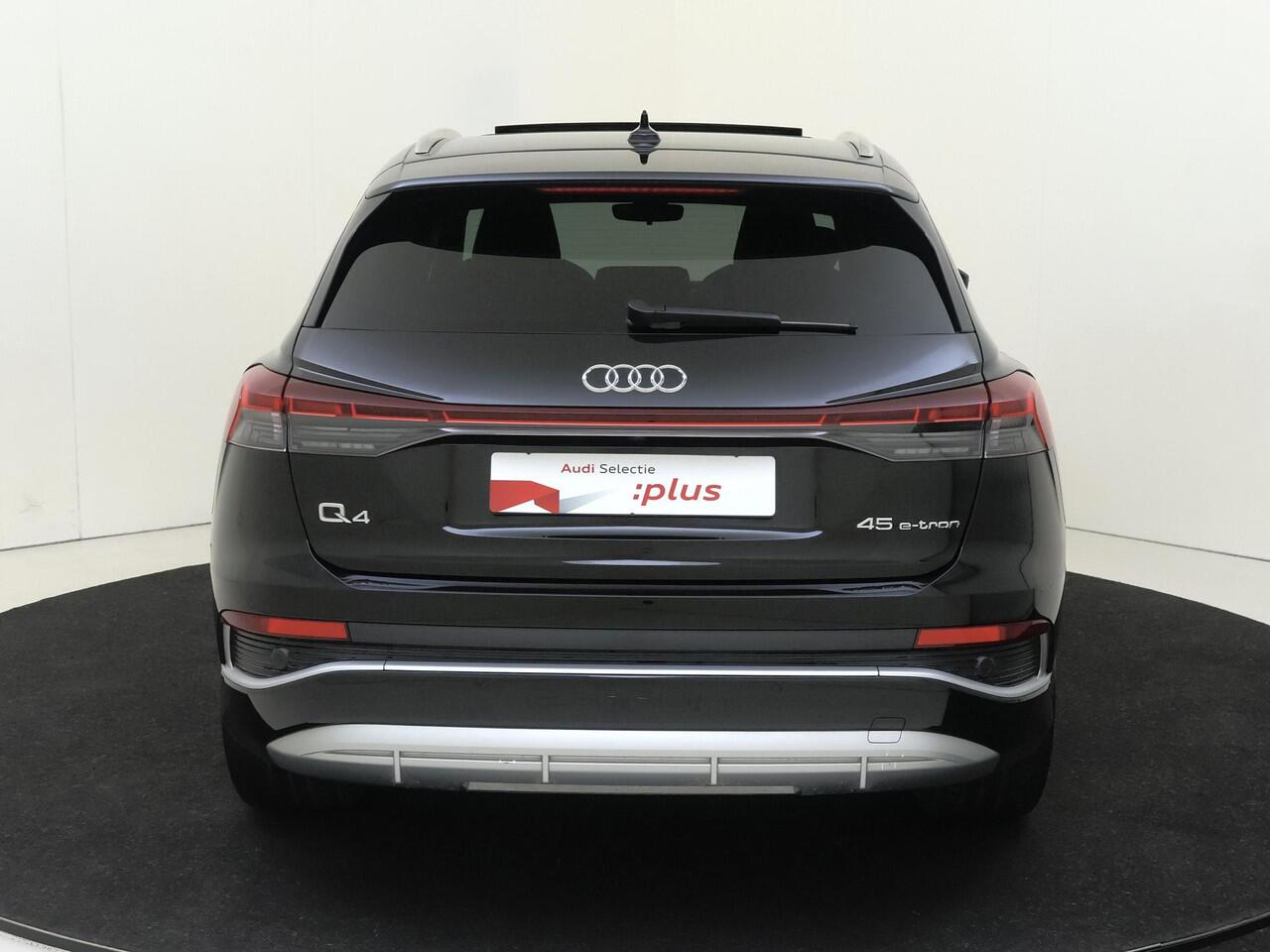 Audi Q4 e-tron 45 S Edition 82 kWh | Panoramadak | Adaptieve cruise control | Achteruitrijcamera | Stoelverwarming | Elektrische achterklep | Navigatie Plus | Warmtepomp |