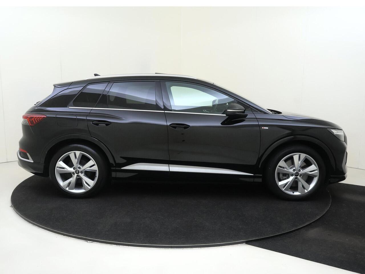 Audi Q4 e-tron 45 S Edition 82 kWh | Panoramadak | Adaptieve cruise control | Achteruitrijcamera | Stoelverwarming | Elektrische achterklep | Navigatie Plus | Warmtepomp |