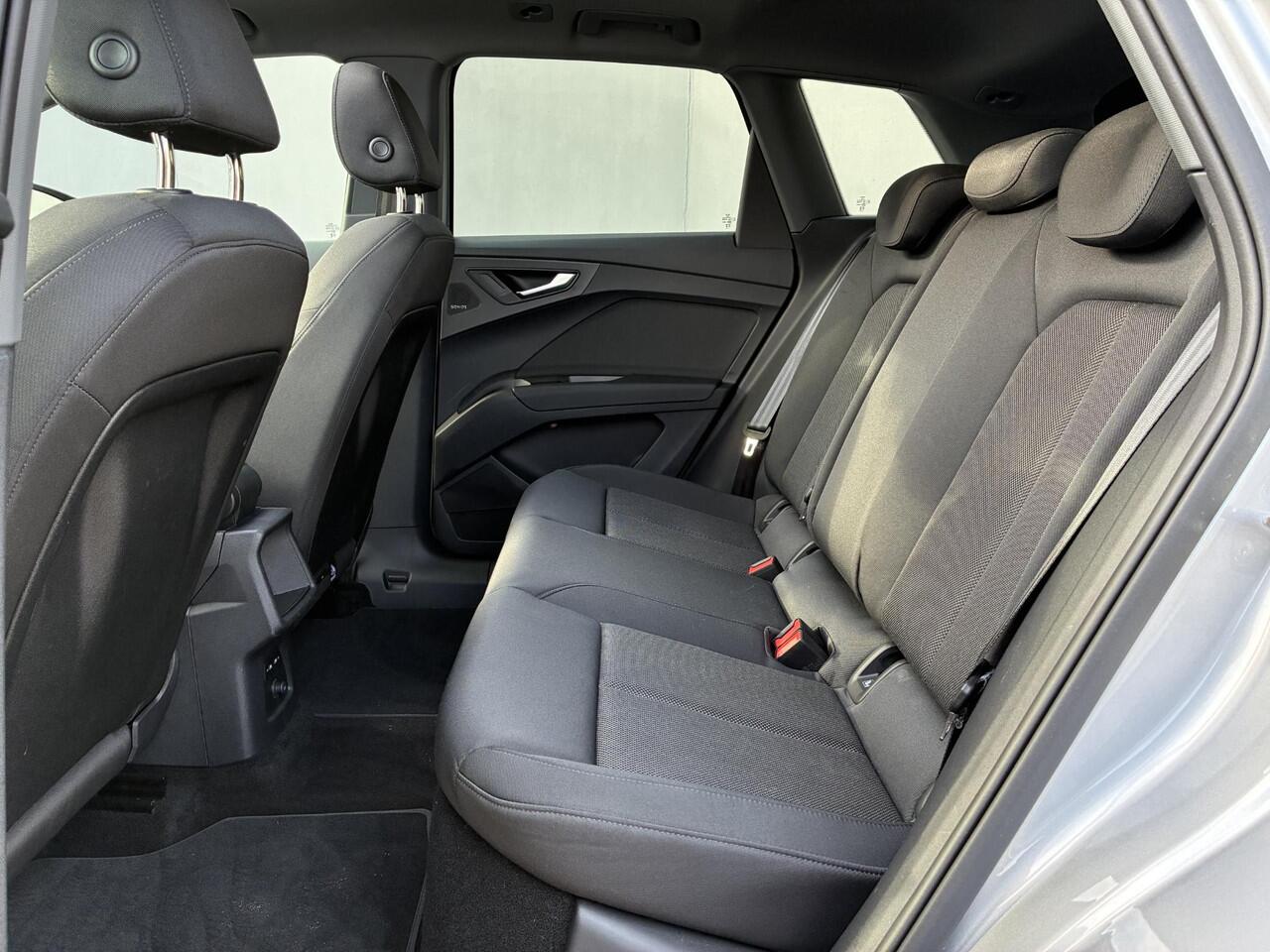 Audi Q4 e-tron 45 quattro Edition 82 kWh / SOH 100% / Navigatie / Schuif-/Kantel dak / Apple Carplay/Android Auto / Stoelverwarming / Elektrische Achterklep / SONOS Audio / Adaptieve Cruise Control /