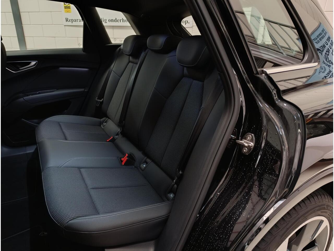 Audi Q4 e-tron 55 quattro S Edition 82 kWh Airconditioning (automatisch) | Audiosysteem | Adaptive cruise controle | Navigatiesysteem | Parkeersensoren