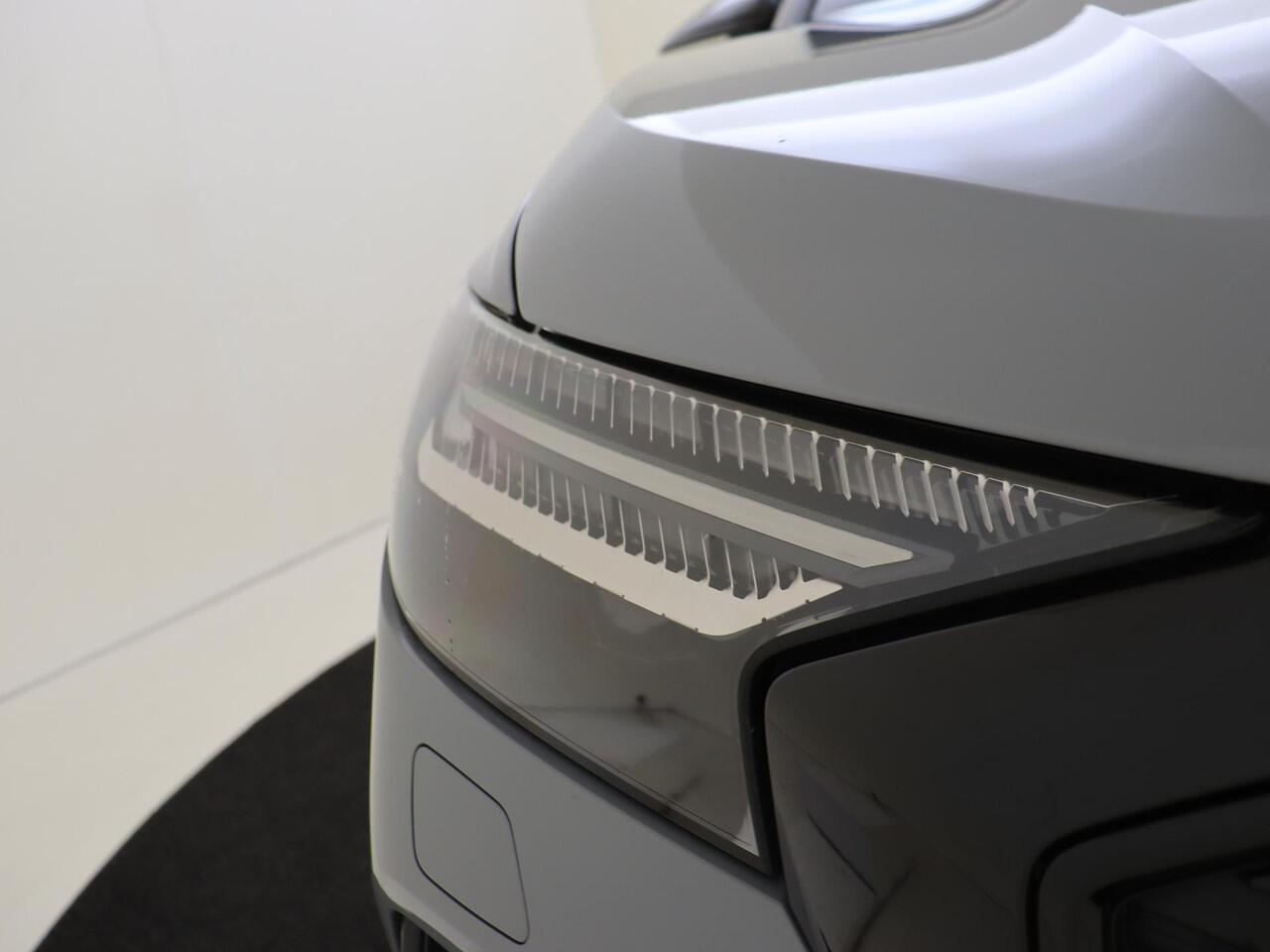 Audi Q4 e-tron 40 S edition 77 kWh | S-line in- en exterieur | Optiekpakket zwart | Elek. inklapbare buitenspiegels | Navigatie | Achteruitrijcamera