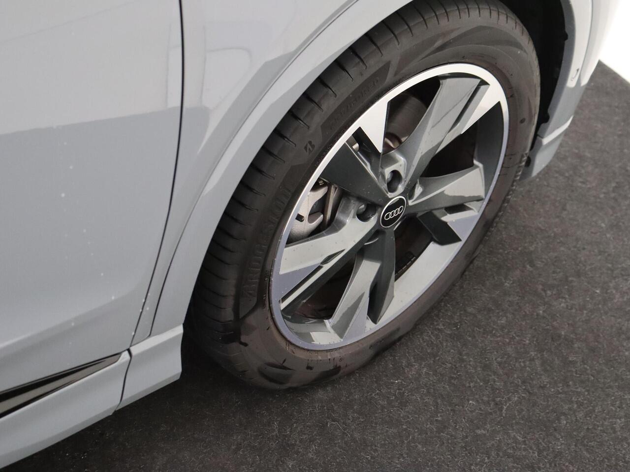 Audi Q4 e-tron 40 S edition 77 kWh | S-line in- en exterieur | Optiekpakket zwart | Elek. inklapbare buitenspiegels | Navigatie | Achteruitrijcamera