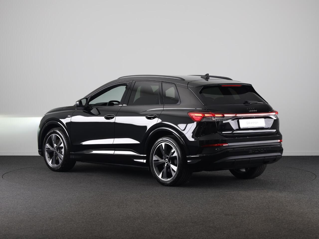 Audi Q4 e-tron 40 S edition 63 kWh 204pk | Achteruitrijcamera | Comfortpakket | Assistentiepakket plus | Optiekpakket zwart plus | Privacy glas | Adaptive cruise control |