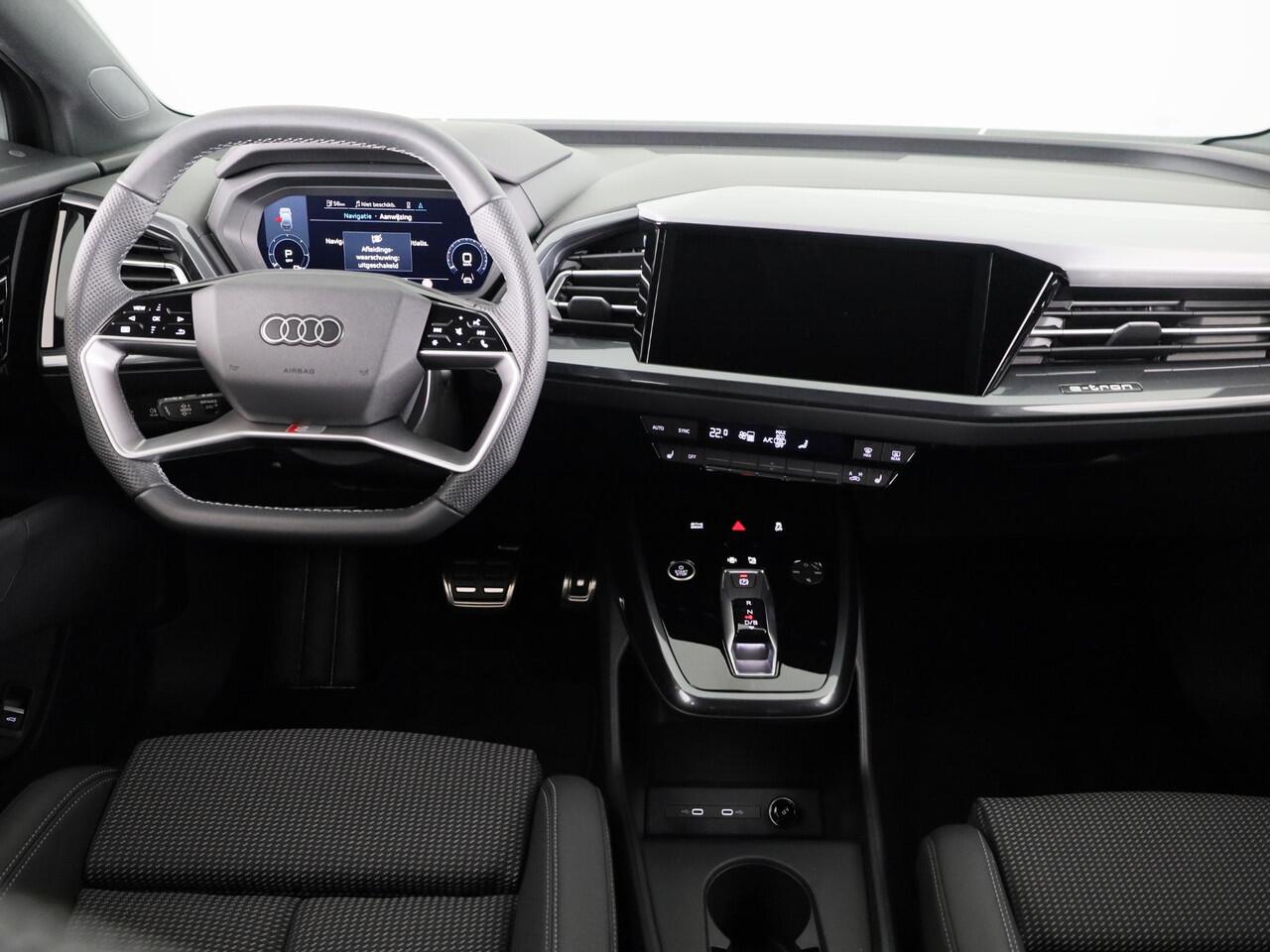 Audi Q4 e-tron 40 S edition 63 kWh 204pk | Achteruitrijcamera | Comfortpakket | Assistentiepakket plus | Optiekpakket zwart plus | Privacy glas | Adaptive cruise control |