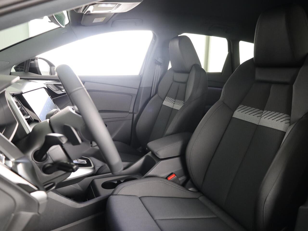 Audi Q4 e-tron 40 Advanced edition 63 kWh 204pk | Achteruitrijcamera | Assistentiepakket plus | Optiekpakket zwart plus | Privacy glas | Adaptive cruise control |