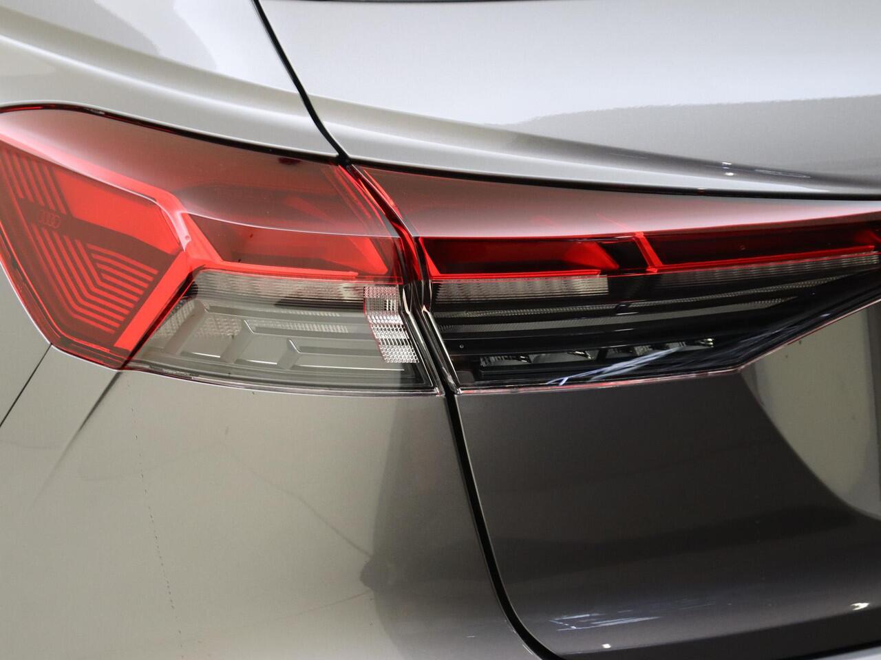 Audi Q4 e-tron 45 quattro S Edition 82 kWh | Panoramadak | 20 inch LM velgen | Achteruitrijcamera | Matrix | navigatie