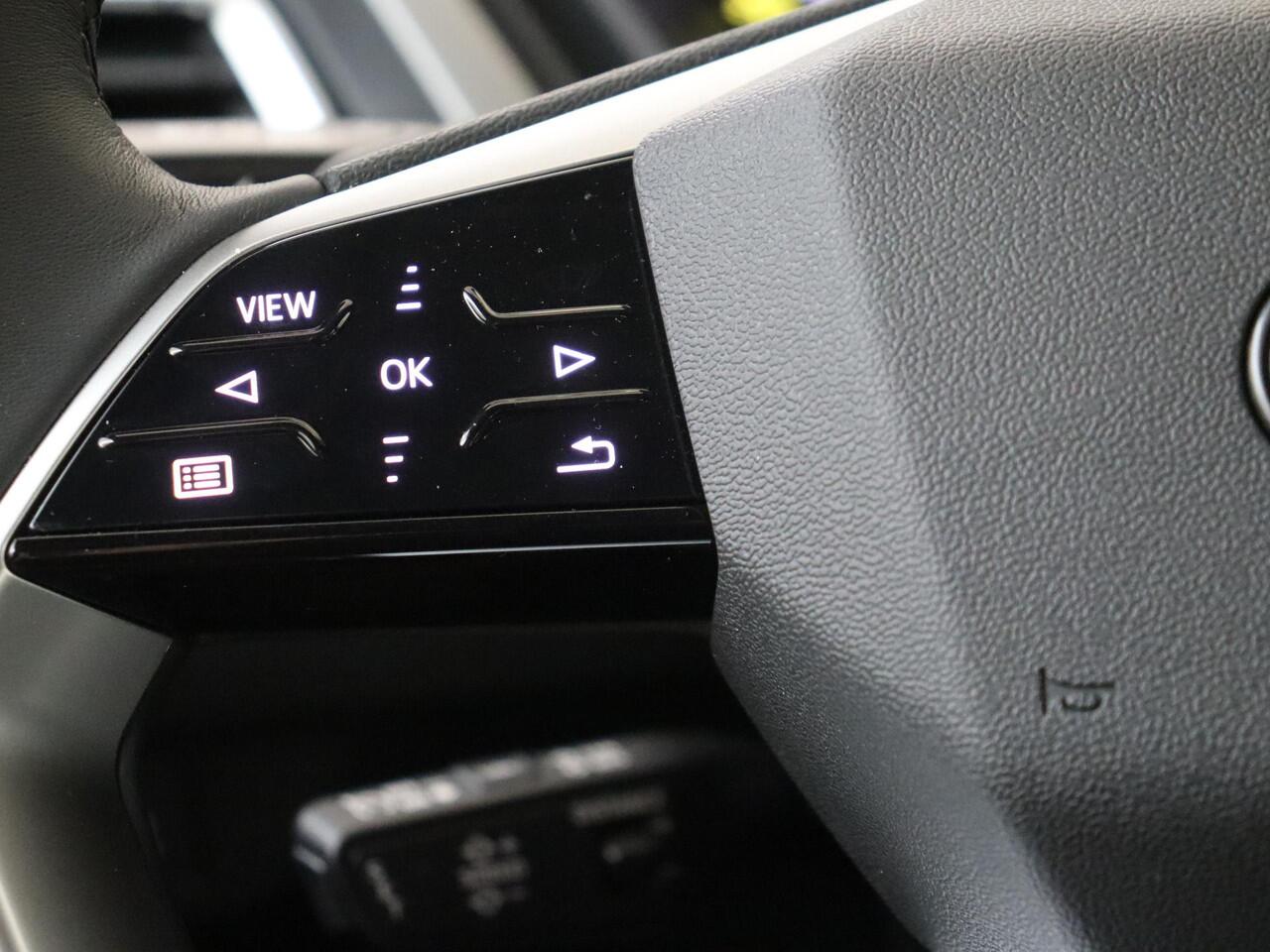 Audi Q4 e-tron 45 quattro S Edition 82 kWh | lederen bekleding | 20 inch LM velgen | Achteruitrijcamera | Verwarmbare voorstoelen | Elek. bedienbare achterklep