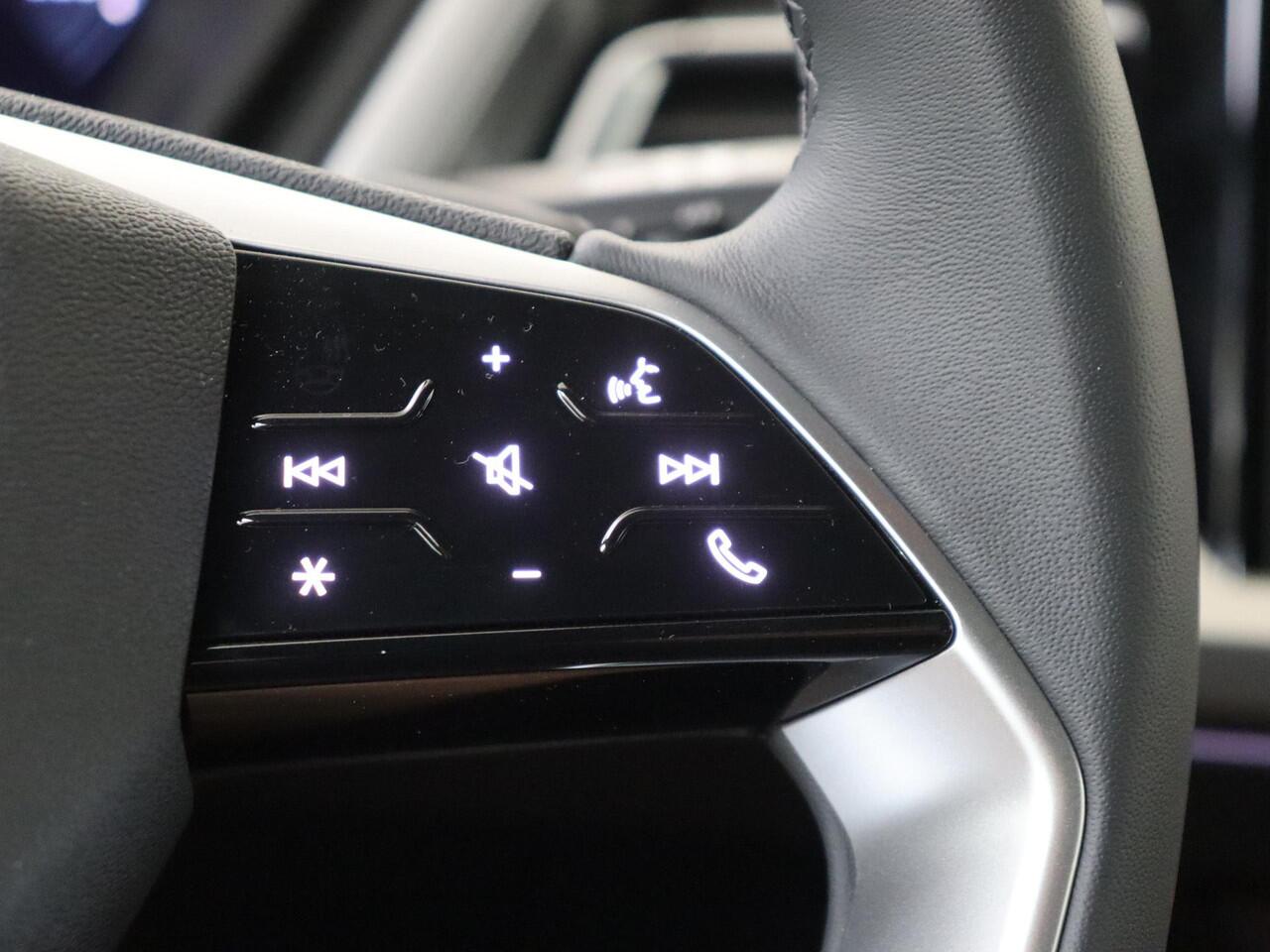 Audi Q4 e-tron 45 quattro S Edition 82 kWh | lederen bekleding | 20 inch LM velgen | Achteruitrijcamera | Verwarmbare voorstoelen | Elek. bedienbare achterklep