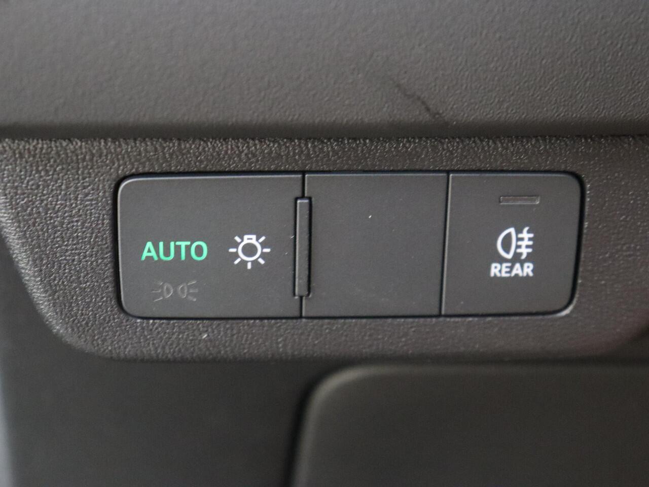 Audi Q4 e-tron 45 quattro S Edition 82 kWh | lederen bekleding | 20 inch LM velgen | Achteruitrijcamera | Verwarmbare voorstoelen | Elek. bedienbare achterklep