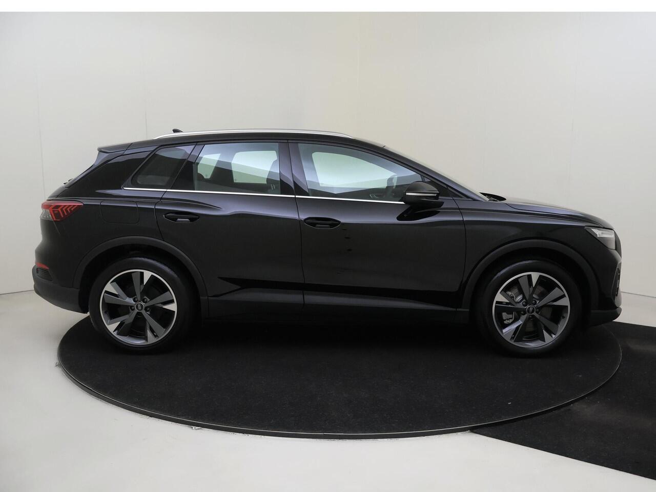 Audi Q4 e-tron 45 quattro S Edition 82 kWh | lederen bekleding | 20 inch LM velgen | Achteruitrijcamera | Verwarmbare voorstoelen | Elek. bedienbare achterklep