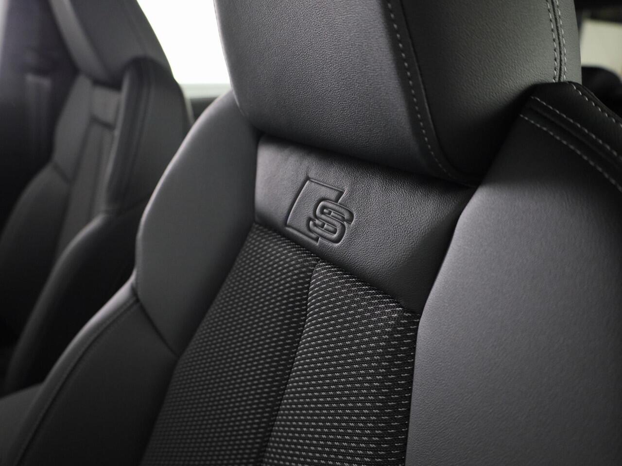 Audi Q4 e-tron 45 S edition Competition e-tron 82 kWh 286 pk | Assistentiepakket plus | Comfortpakket plus | Ambient verlichting | Optiekpakket zwart plus |