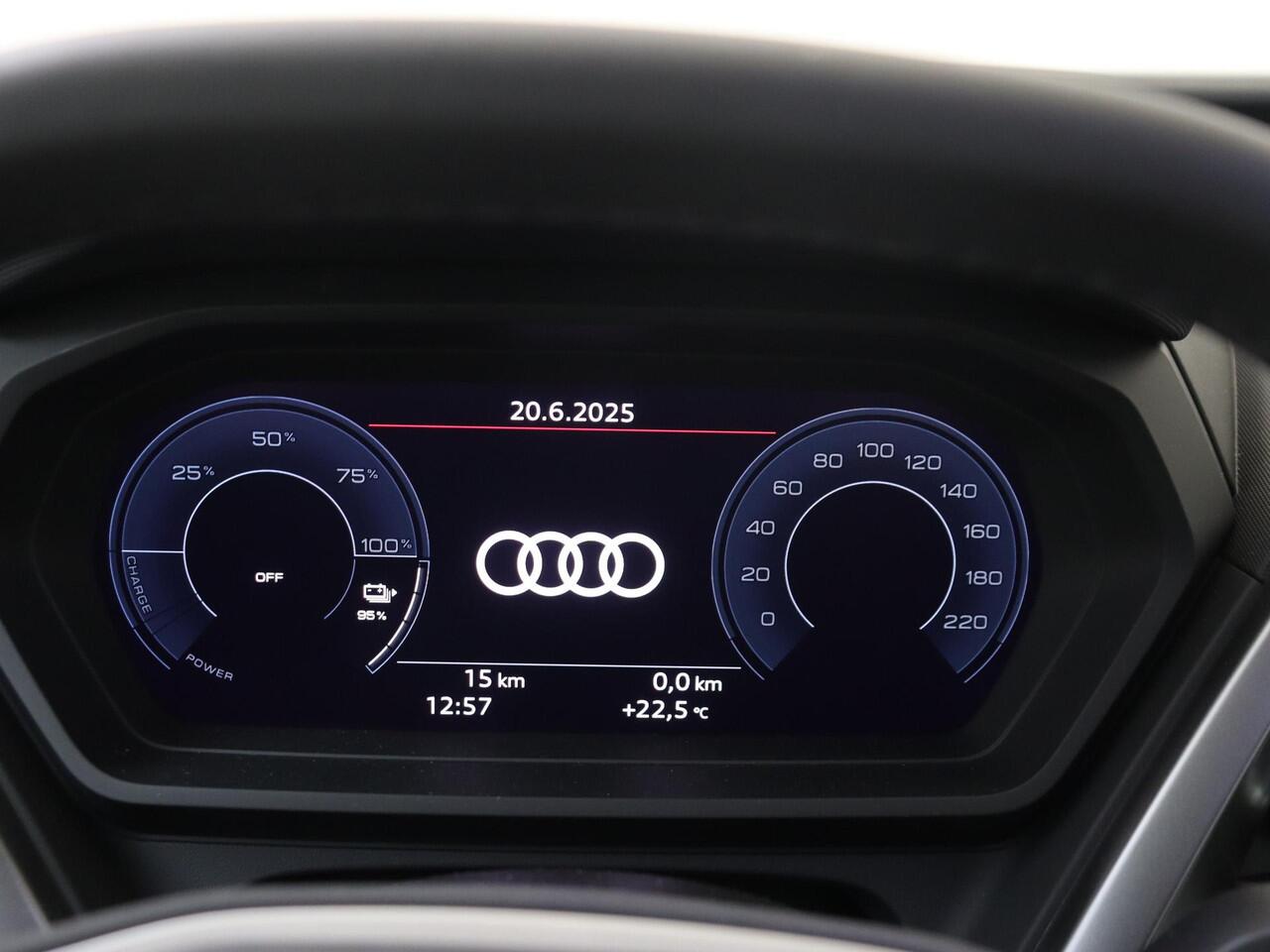 Audi Q4 e-tron 45 quattro S Edition 82 kWh | lederen bekleding | 20 inch LM velgen | Achteruitrijcamera | Verwarmbare voorstoelen | Elek. bedienbare achterklep