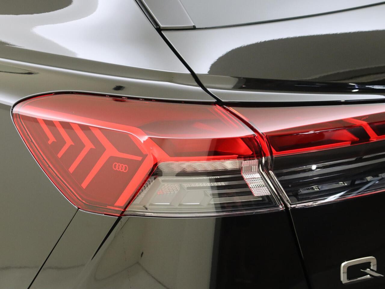 Audi Q4 e-tron 45 quattro S Edition 82 kWh | lederen bekleding | 20 inch LM velgen | Achteruitrijcamera | Verwarmbare voorstoelen | Elek. bedienbare achterklep