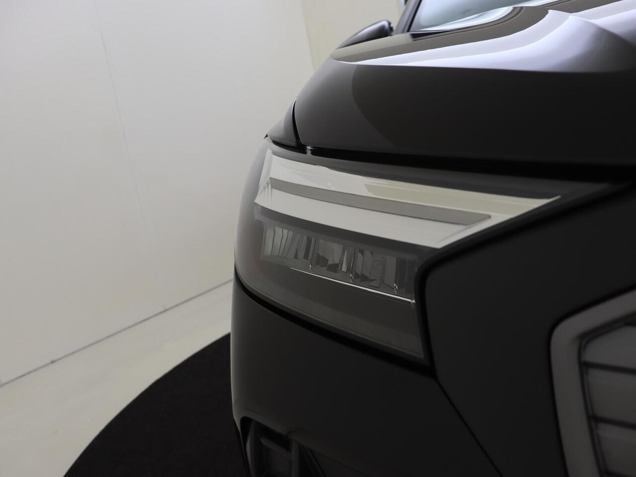 Audi Q4 e-tron 45 quattro S Edition 82 kWh | lederen bekleding | 20 inch LM velgen | Achteruitrijcamera | Verwarmbare voorstoelen | Elek. bedienbare achterklep