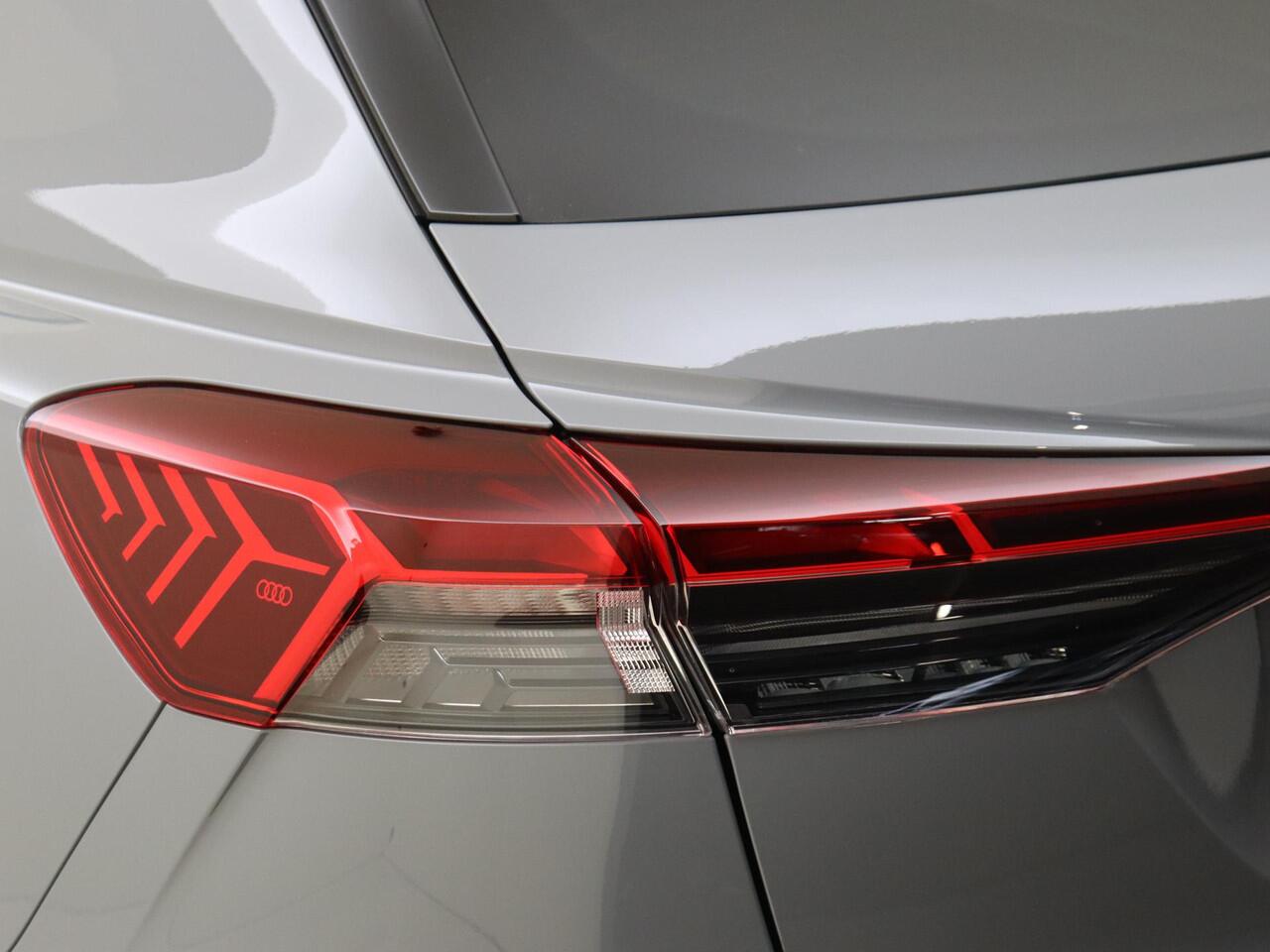 Audi Q4 e-tron 45 Advanced edition 82 kWh | Trekhaak | 3-zone airco | Parkeersensoren | Adaptieve cruise control | Keyless | Stoelverwarming | CarPlay | Navigatie |