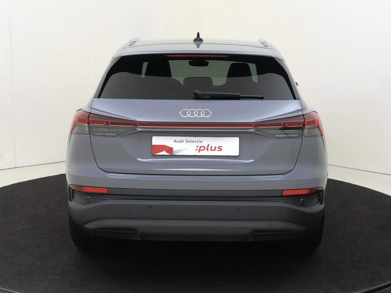 Audi Q4 e-tron 45 Advanced edition 82 kWh | Trekhaak | 3-zone airco | Parkeersensoren | Adaptieve cruise control | Keyless | Stoelverwarming | CarPlay | Navigatie |