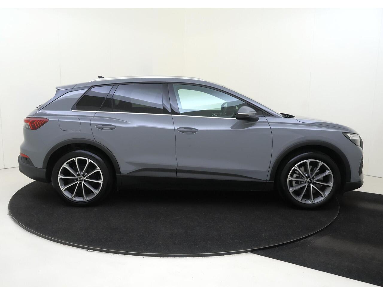 Audi Q4 e-tron 45 Advanced edition 82 kWh | Trekhaak | 3-zone airco | Parkeersensoren | Adaptieve cruise control | Keyless | Stoelverwarming | CarPlay | Navigatie |